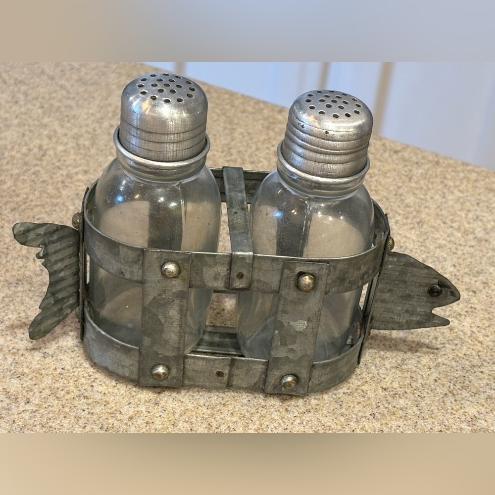 Tag brand fish themed Metal Salt and Pepper Shaker Set